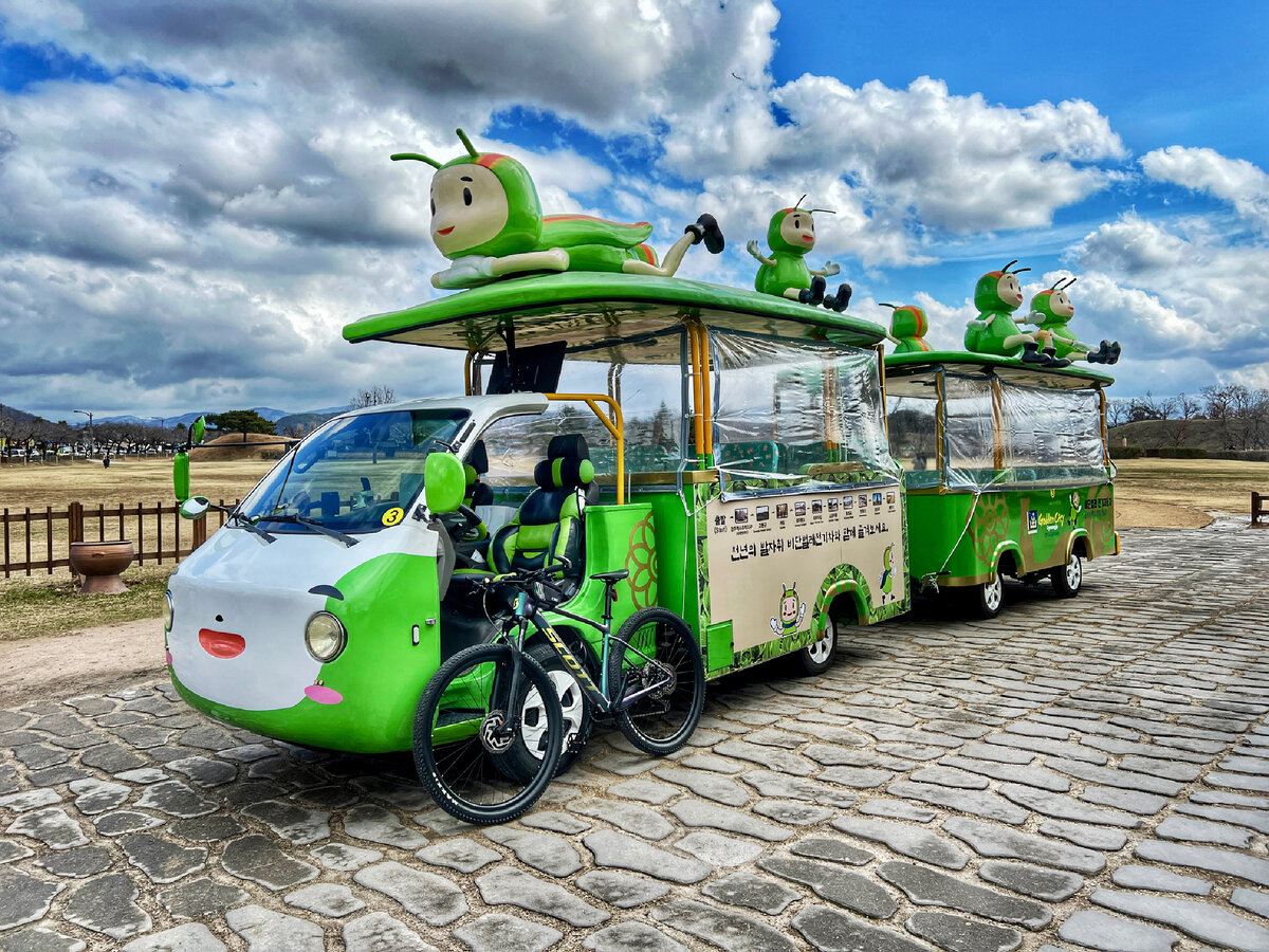 Вот такой смешной автобус возит людей по парку. Фото автора