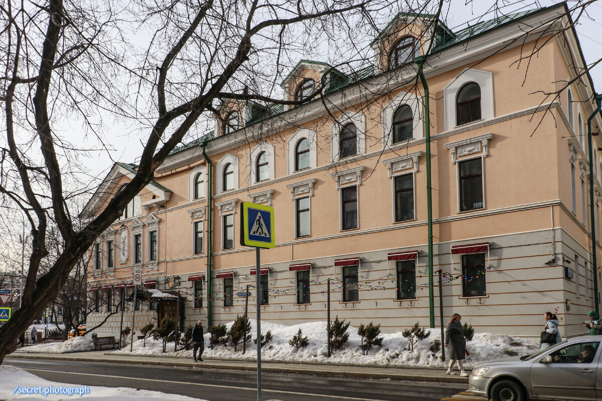 Фасад со стороны Большого Харитоньевского