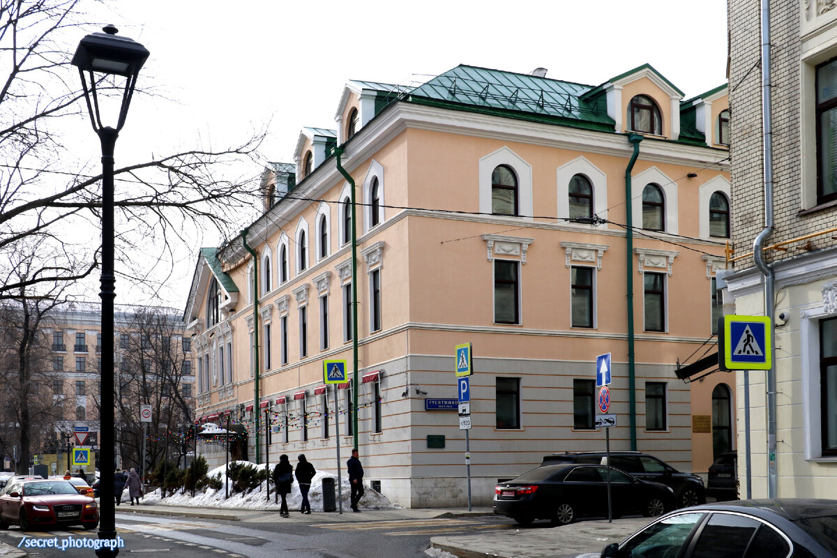 На углу Большого Харитоньевского и Гусятникова переулков