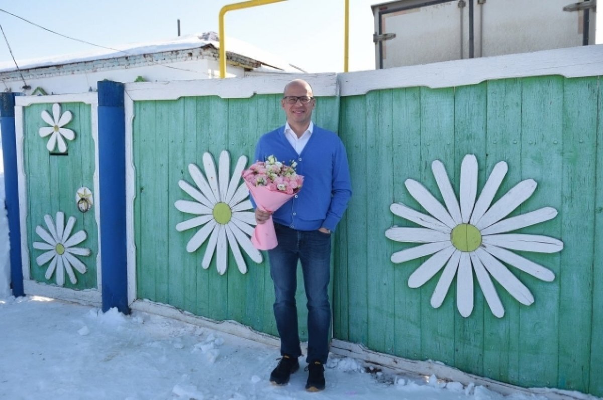    Александр Бречалов написал, что женщины дают мужчинам силы двигаться вперёд.