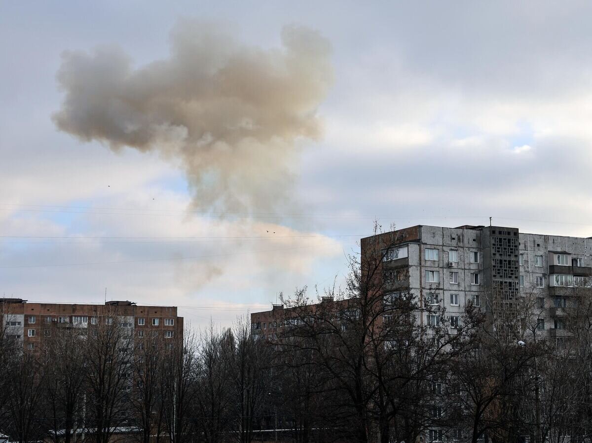    Дым в Кировском районе Донецка после обстрела со стороны ВСУ© РИА Новости / Сергей Аверин