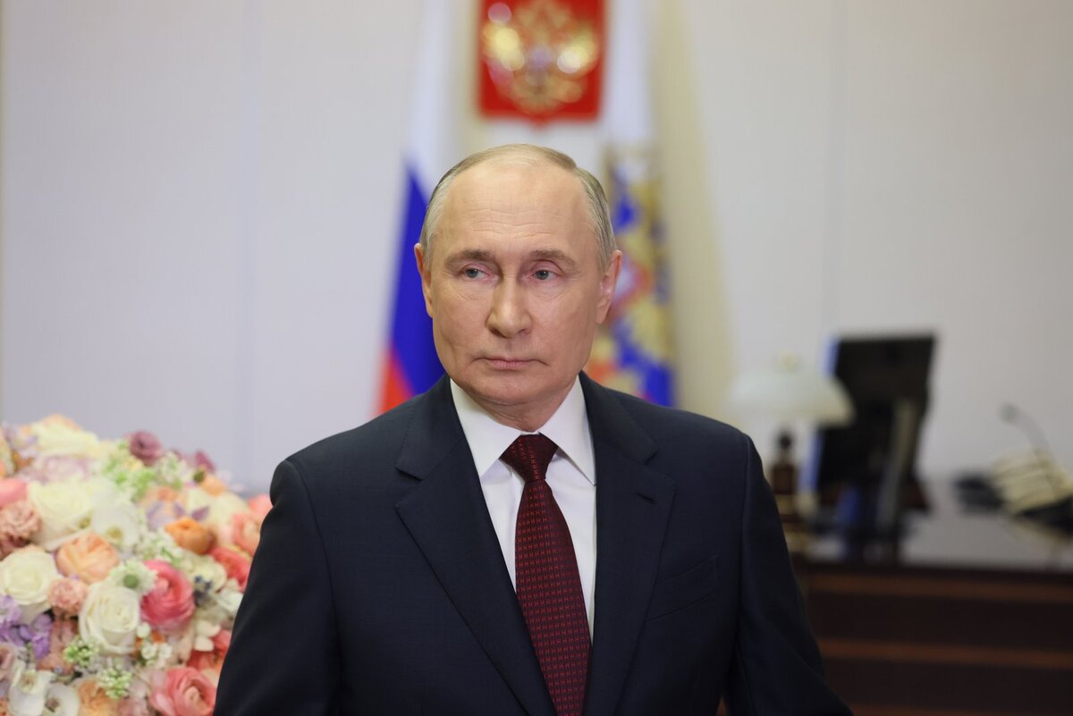    Владимир Путин поздравил россиянок с 8 Марта