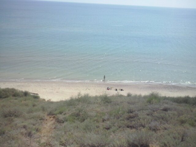 Крутой обрыв и спуск к морю по узким тропинкам. 