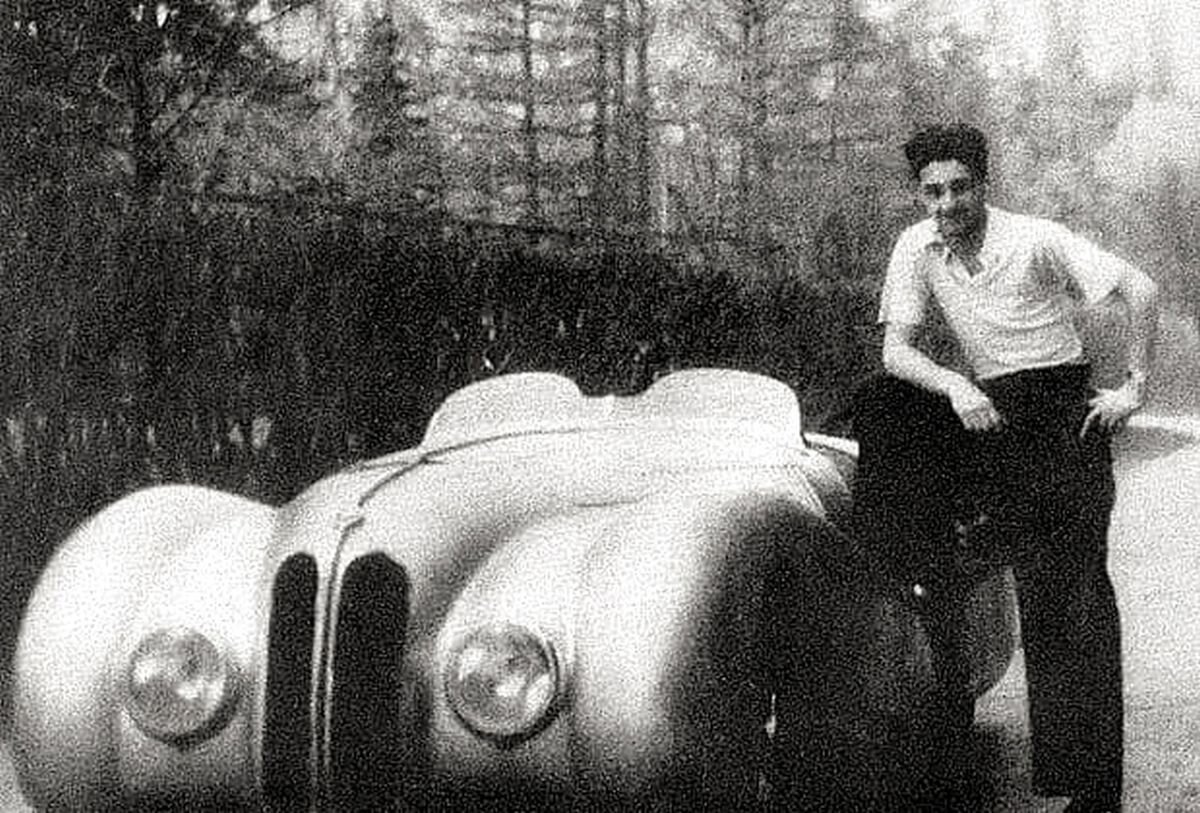 1. Редкое фото. СССР, 1946, Алексей Микоян на фоне своей спортивной BMW. Машина — одна из самых дорогих моделей BMW за всю историю марки — подарок Василия Сталина (ссылка).