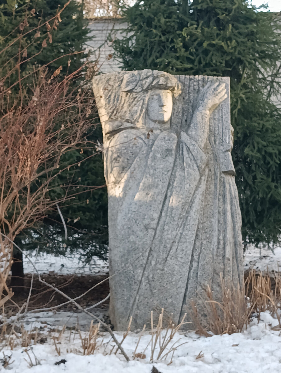 Скульптура Гомера у школы. 