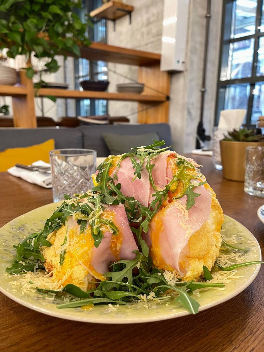 Крок-мадам (790 ₽) на свежеподжареном хлебе с ветчиной и супер пикантным соусом