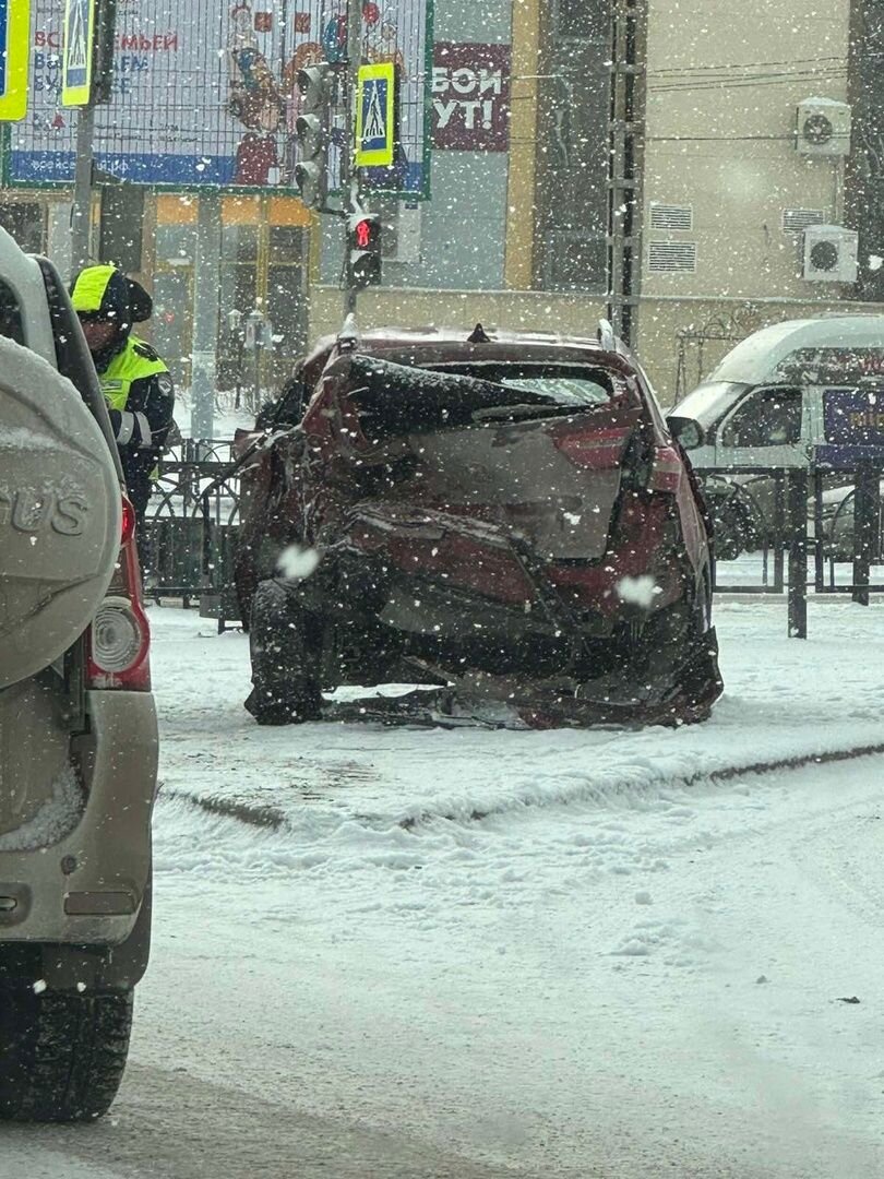 Неуправляемый автомобиль после ДТП на перекрёстке в Магнитогорске  останавливали пешеходы | Новости Магнитогорска Верстов.Инфо | Дзен