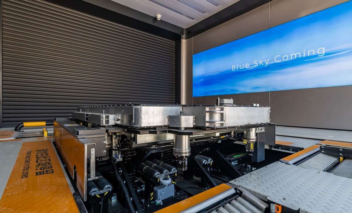 Батарея выезжает на гидравлическом подъемнике. Весит она сотни килограммов, так что механизмы нужны весьма серьёзные, отсюда и некислая цена этой автоматики 