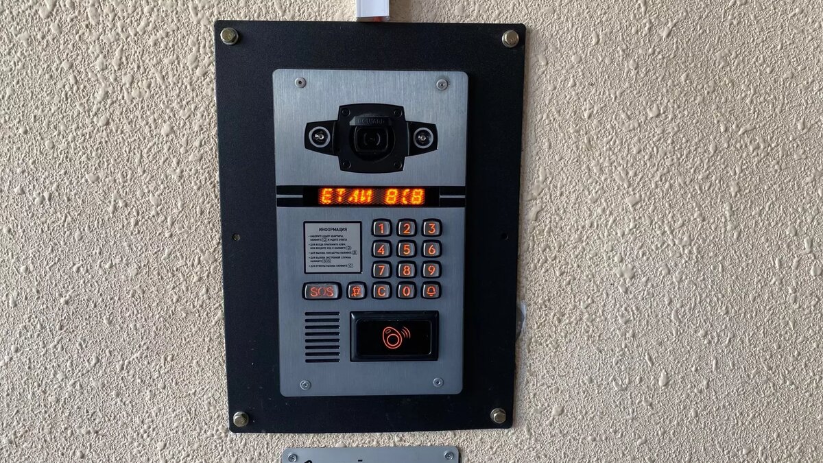     В Казани некоторые домофоны поздравляют женщин с 8 Марта голосом президента России Владимира Путина. Об этом пишет Telegram-канал «Тупой татарский пиарщик».