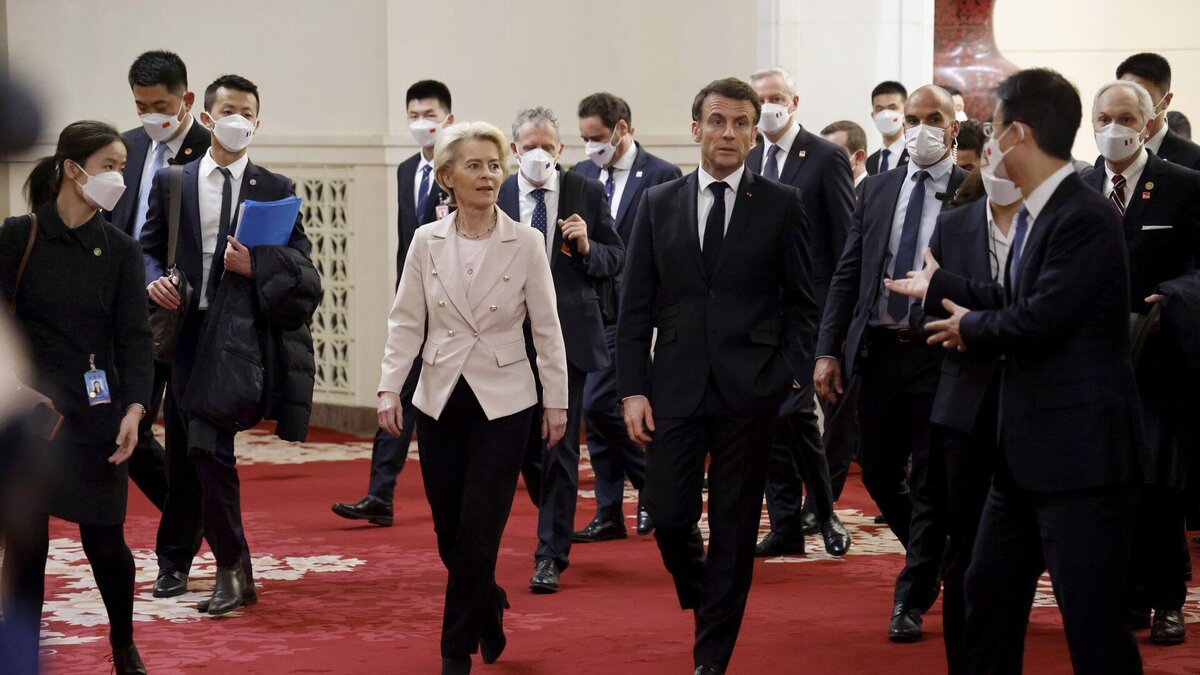 Урсула требует начать создавать какое-то чудо оружие. Макрон снимает барьеры, но чертит линии