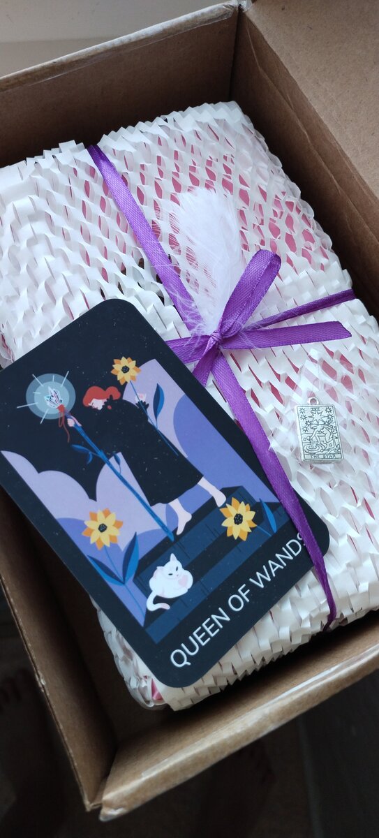 Вот так она пришла, в подарок была карта Королева Жезлов и подвеска СА Звезда. Ещё был буклетик одной популярной школы, его я показывать не буду.