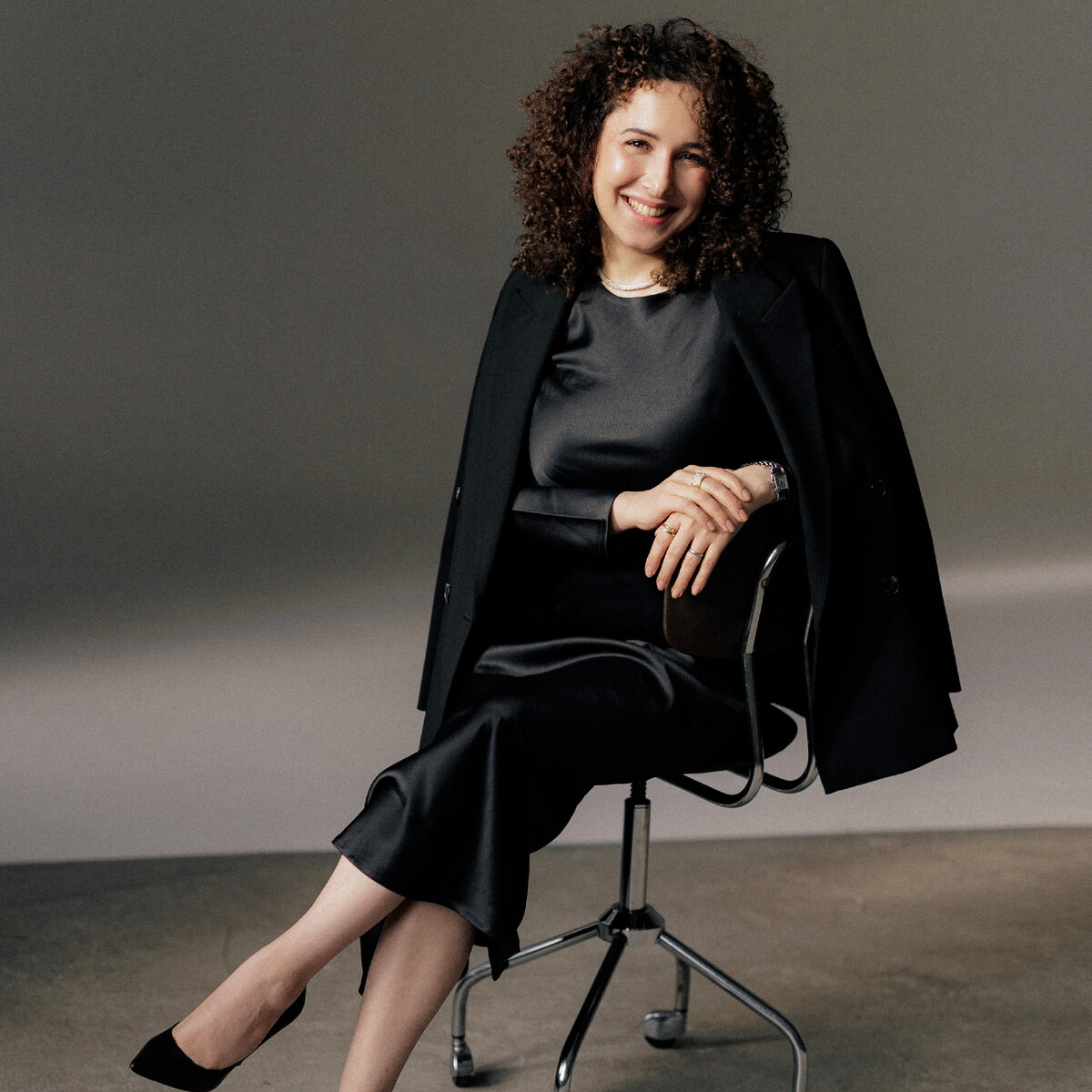 Айсель, основательница бренда ICE CURLY и обладательница активных кудрей, тоже использует эти приемы.