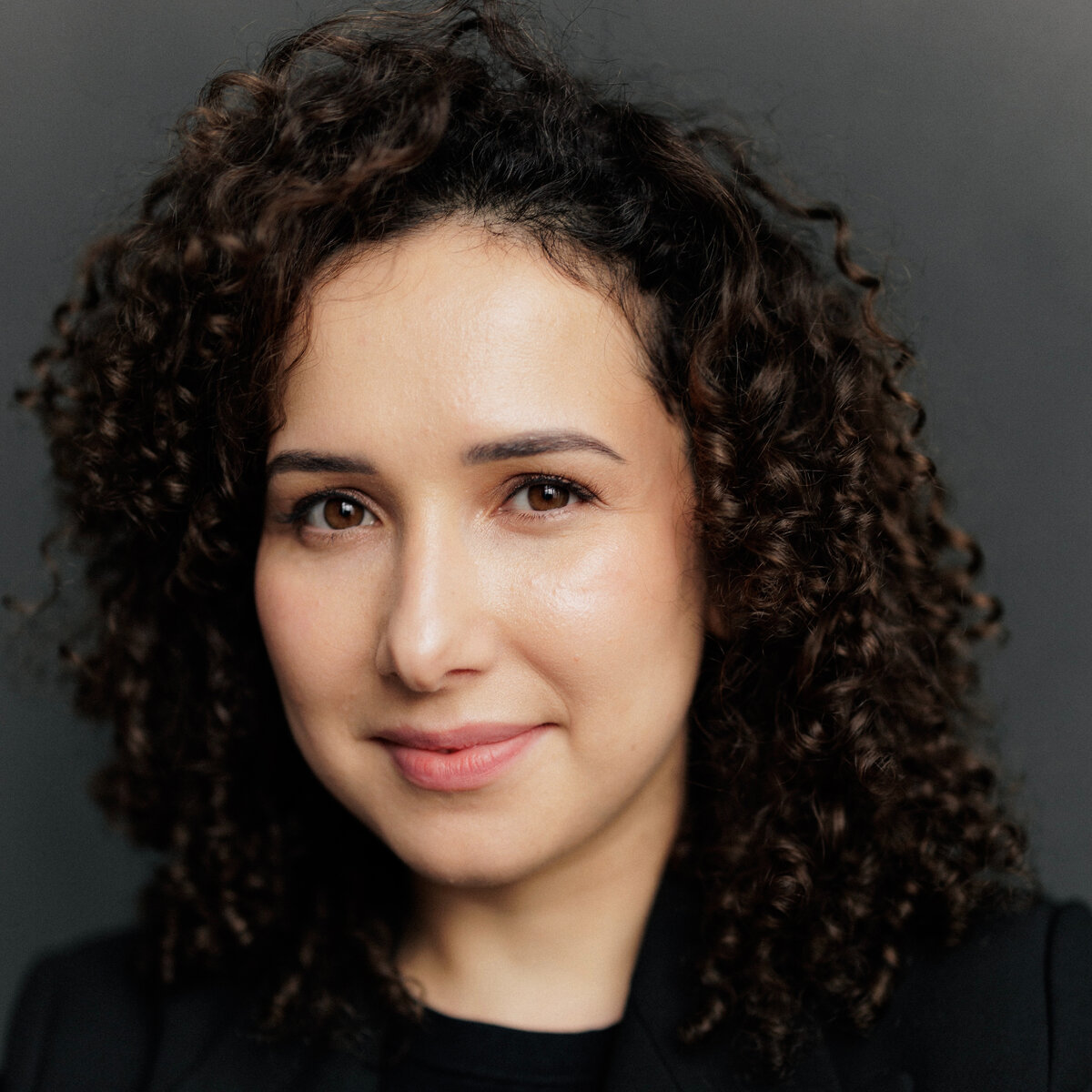 Айсель, основательница бренда ICE CURLY и обладательница активных кудрей, тоже использует эти приемы.