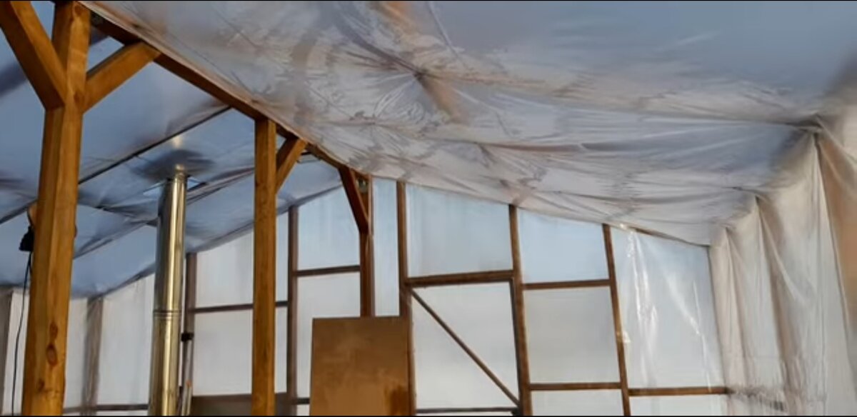 Ползать с пленкой по потолку, то еще удовольствие, но мы же команда, мы выполняем поставленную задачу нашим папенькой!