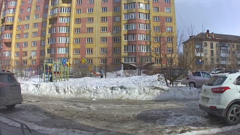 Вид из домофона на 5-й дом