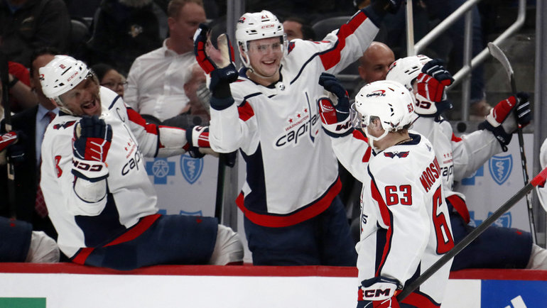    Иван Мирошниченко (№63), Алексей Протас (№21) и Александр Овечкин (№8) после гола в матче «Питтсбург» — «Вашингтон» (0:6). USA Today Sports