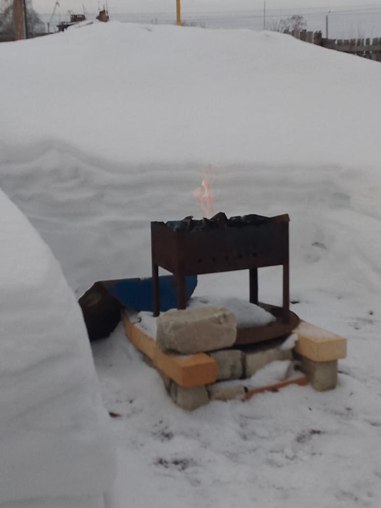 Дровишки прогорают.