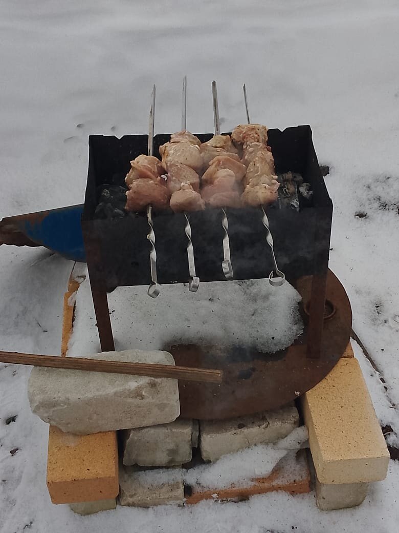 Иваныч готовит шашлыки. 