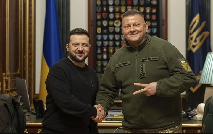 ЗАЛУЖНЫЙ ПОКАЗЫВАЕТ, ЧТО ОН ОТРЕЖЕТ ЗЕЛЕНСКОМУ… ГОЛОВУ. ФОТО: PRESIDENT.GOV.UA