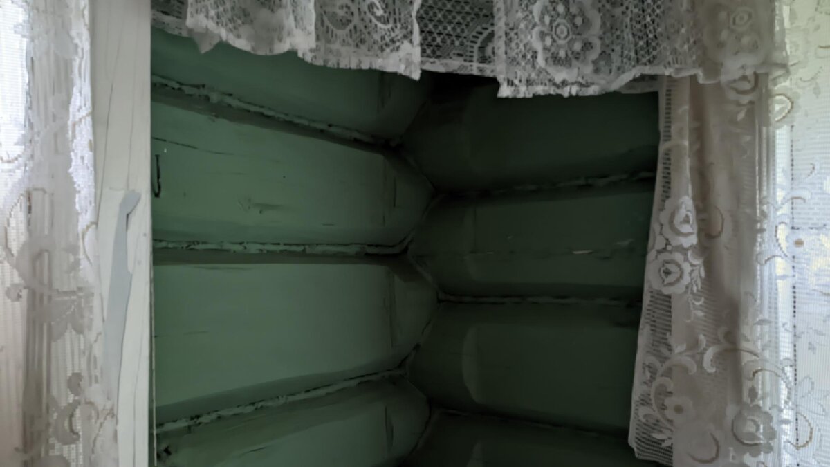 Это мой второй дом, думал снять краску и сделать ЭКО стиль. Там ещё была действующая русская печка 