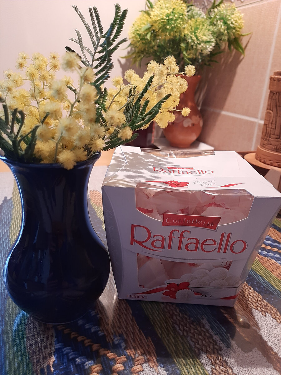 Букет большой, а я оторвала несколько веточек и поставила в маленькую  вазочку. Люблю такие миниатюрочки.