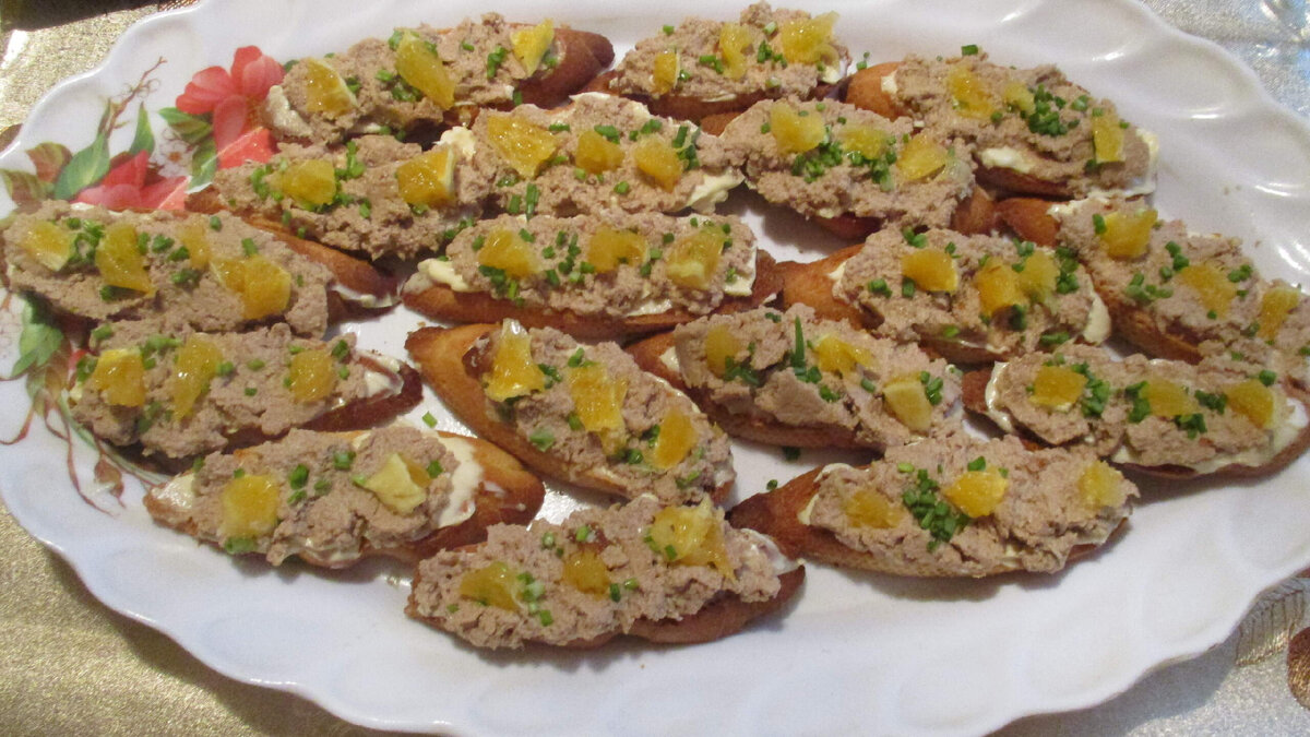 Бутерброды с печенью трески и яйцом - рецепт с фото