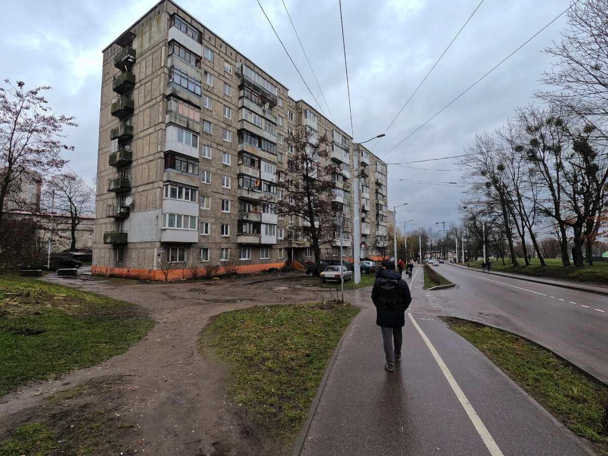 Многоэтажный дом на улице в Калининграде