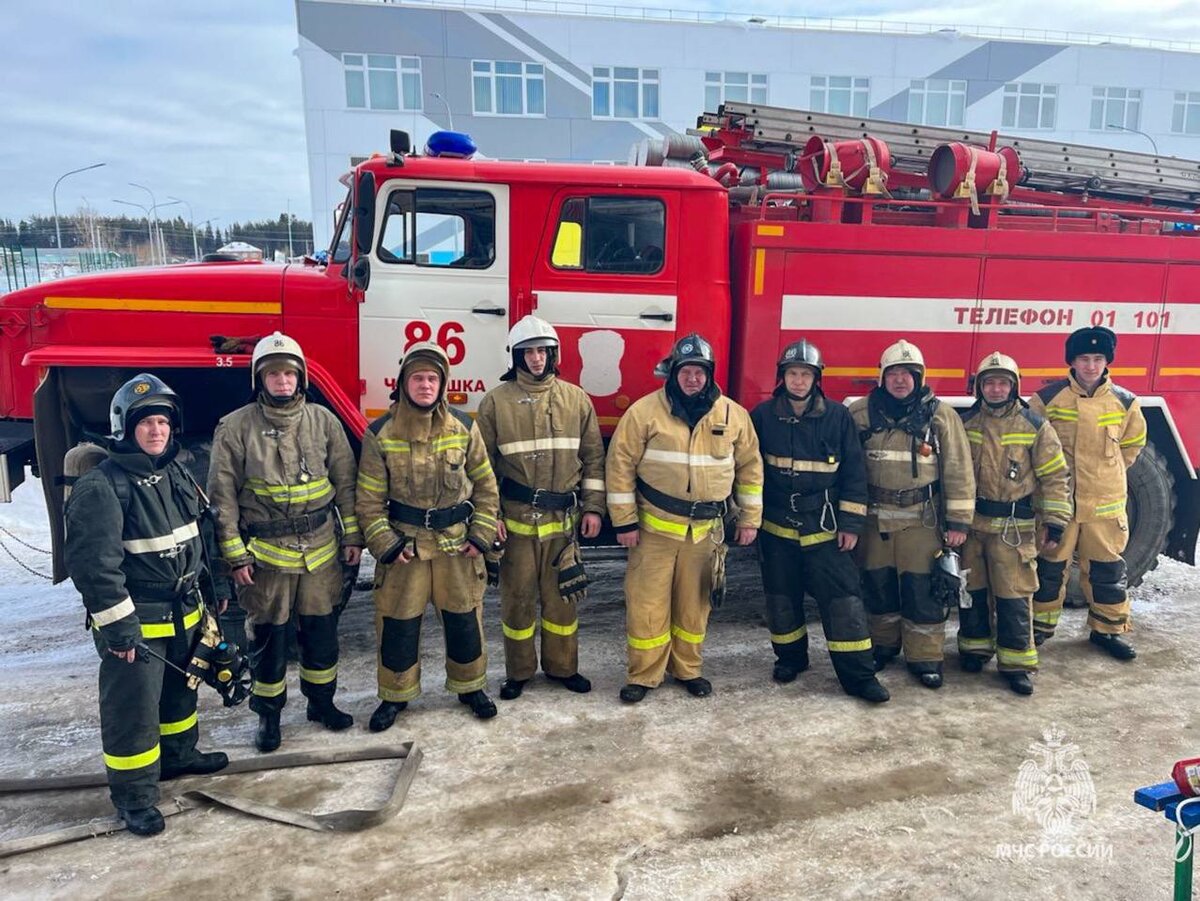 👨‍🚒 Огнеборцы МЧС России спасли 7 человек, в том числе 3 ребенка на пожаре  в Чернушке | МЧС Прикамья | Дзен