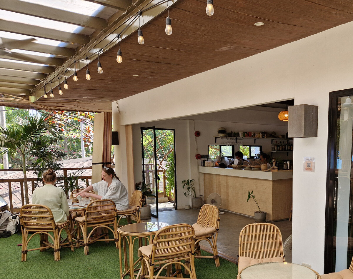 забежали в бич бар