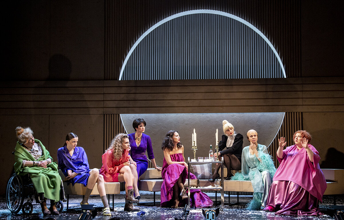 8 любящих женщин. Фото - Елена Лапина. С официального сайта Театра имени Моссовета: https://media.theatre.ru/photo_src/85878.jpg