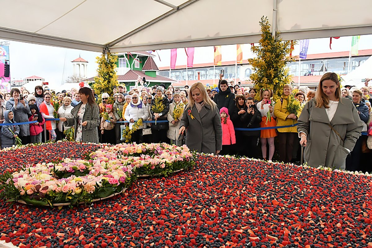    В Сочи приготовили самый большой в мире ягодный торт весом 623 кг