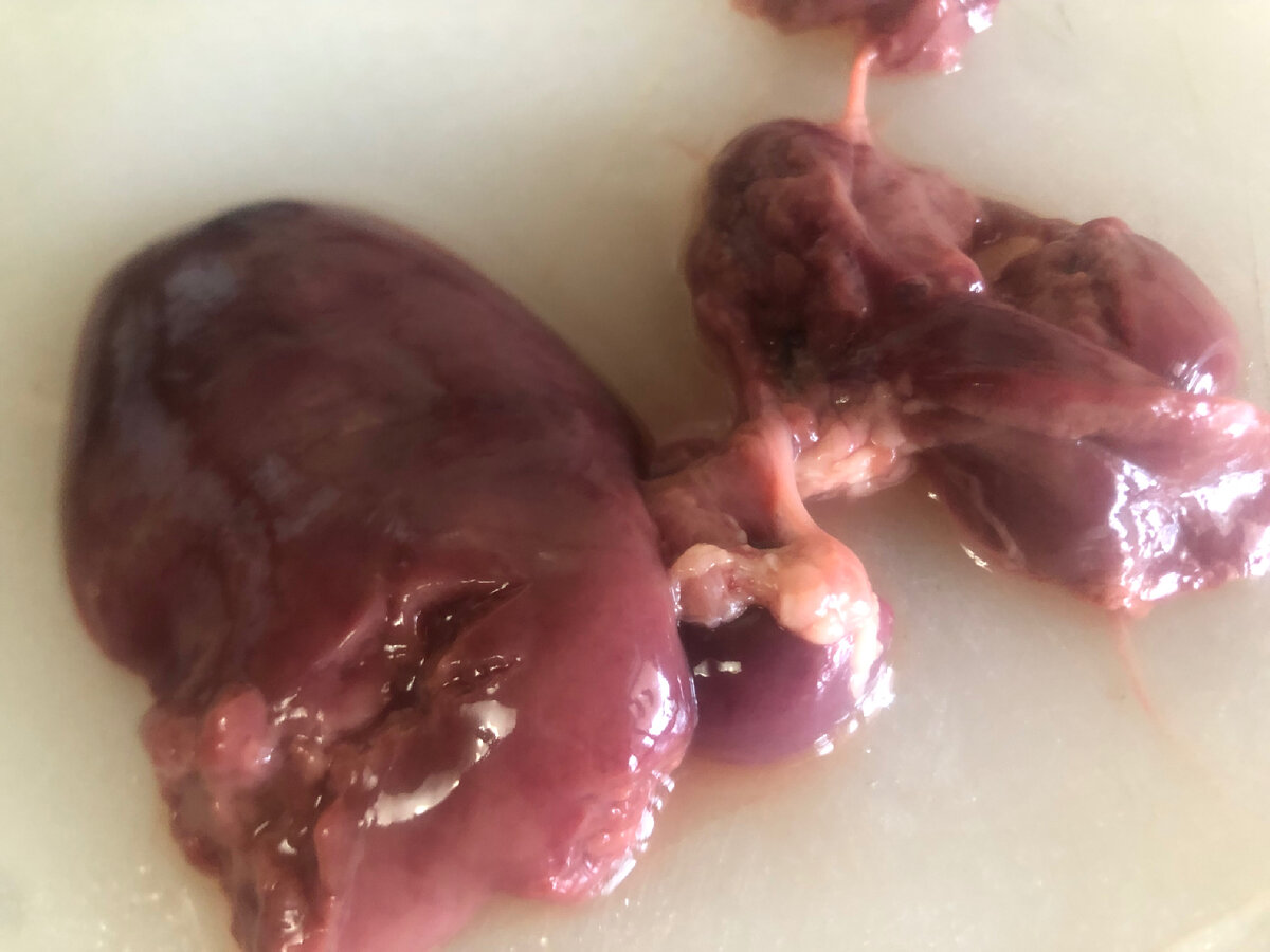 Кусочки печени разрезать на две части.