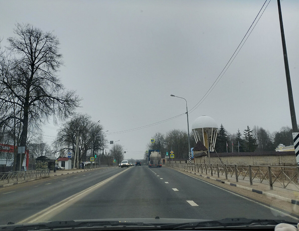 Череха. Справа памятник-купол в честь воинов-десантников 6-й роты