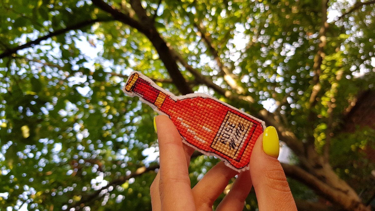 Бутылка французского вина от "Жар-птицы"