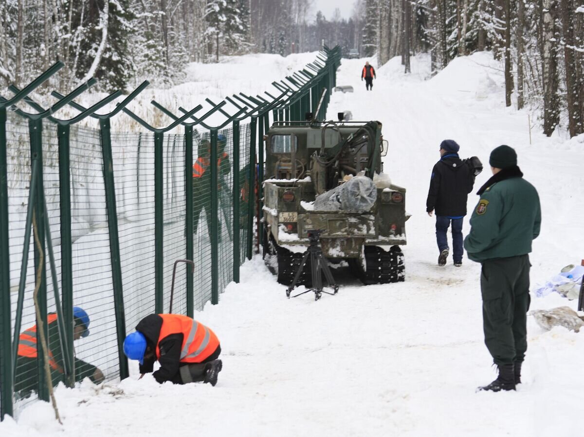    Возведение забора на границе Латвии© Фото : Государственная пограничная охрана Латвии