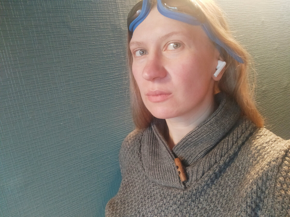 В спортзале сфотографироваться забыла - фото в очках дома! 