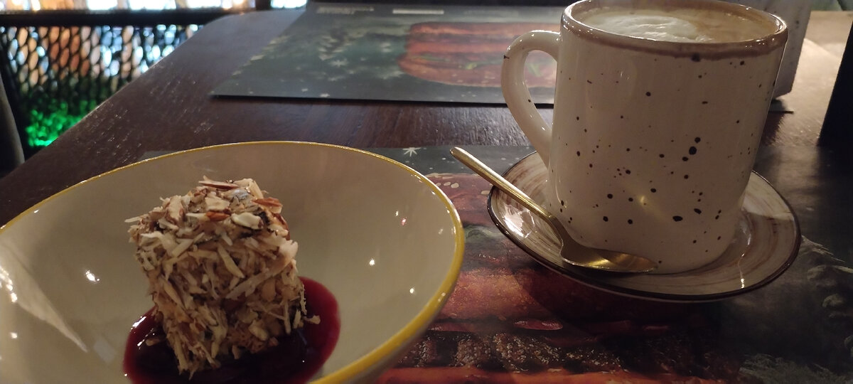 Порция явно вдвое меньше той, что можно купить, но уж, как говорится, дареному брауни на размер не смотрят