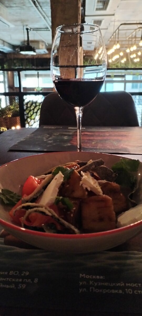 Правда, партию сыра здесь исполняет фета, но это его не портит. Главное, что баклажаны хрустят, даже есть несколько стружек прямо уровня чипсы)) 