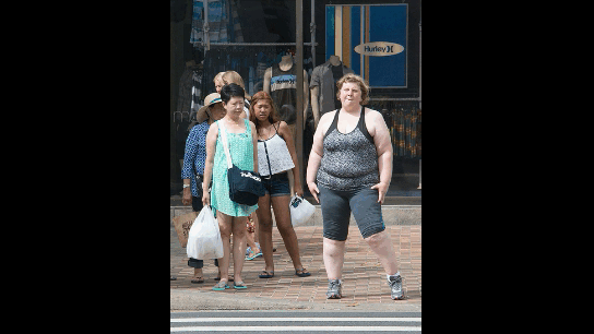 Европа. Женщины и, предположительно женщины, на улицах европейских городов. Гиф автора