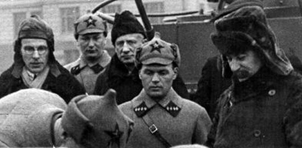 И.В. Сталин и Н.А. Астров (в очках, крайний слева) во время испытаний ПТ-1, начало 1933 года. Примерно в это время на свет появился проект ИТ-3.