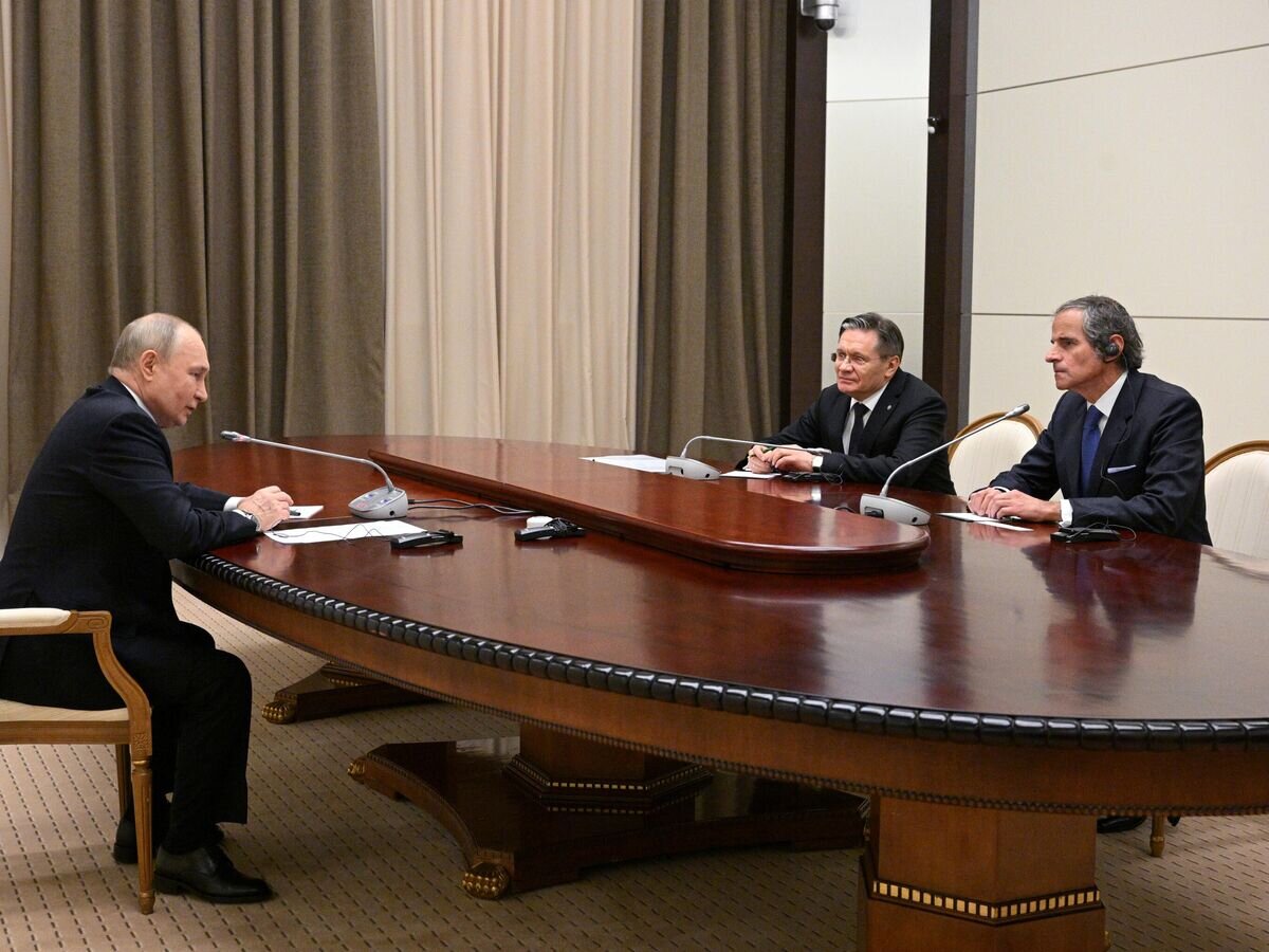    Президент РФ Владимир Путин, генеральный директор Государственной корпорации "Росатом" Алексей Лихачев и генеральный директор Международного агентства по атомной энергии Рафаэль Гросси во время встречи© РИА Новости / Рамиль Ситдиков