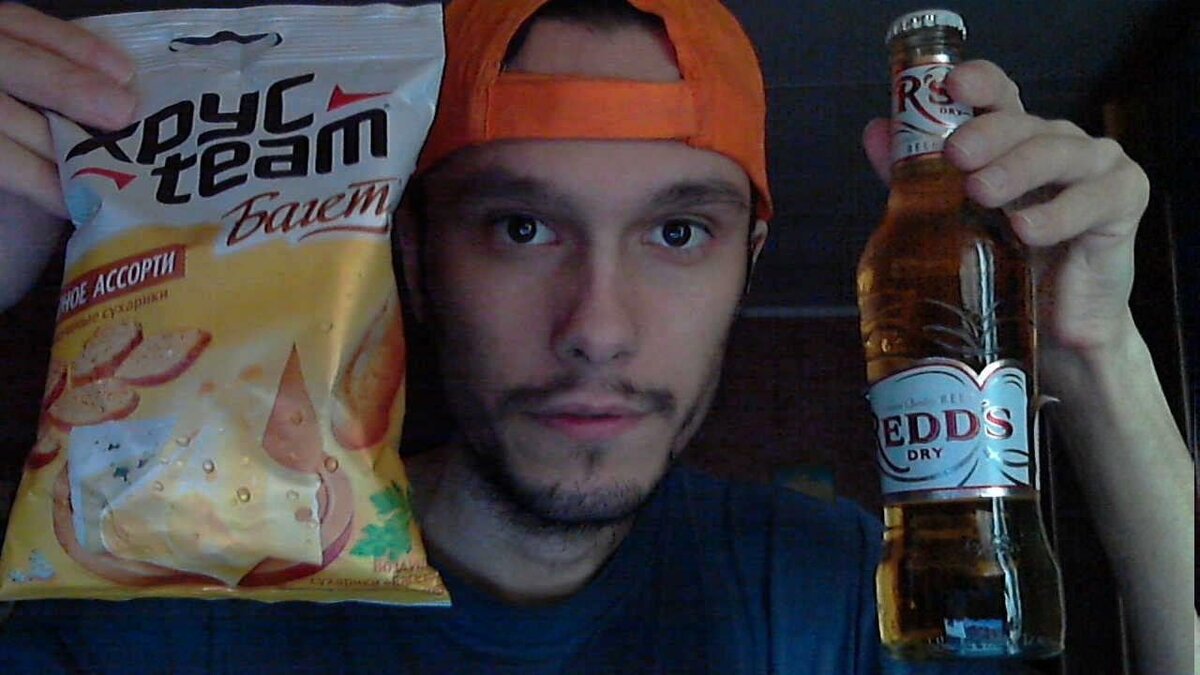 Видеофрагмент "Сухарики Хрусteam сырное ассорти и пивной напиток Redd's Dry"