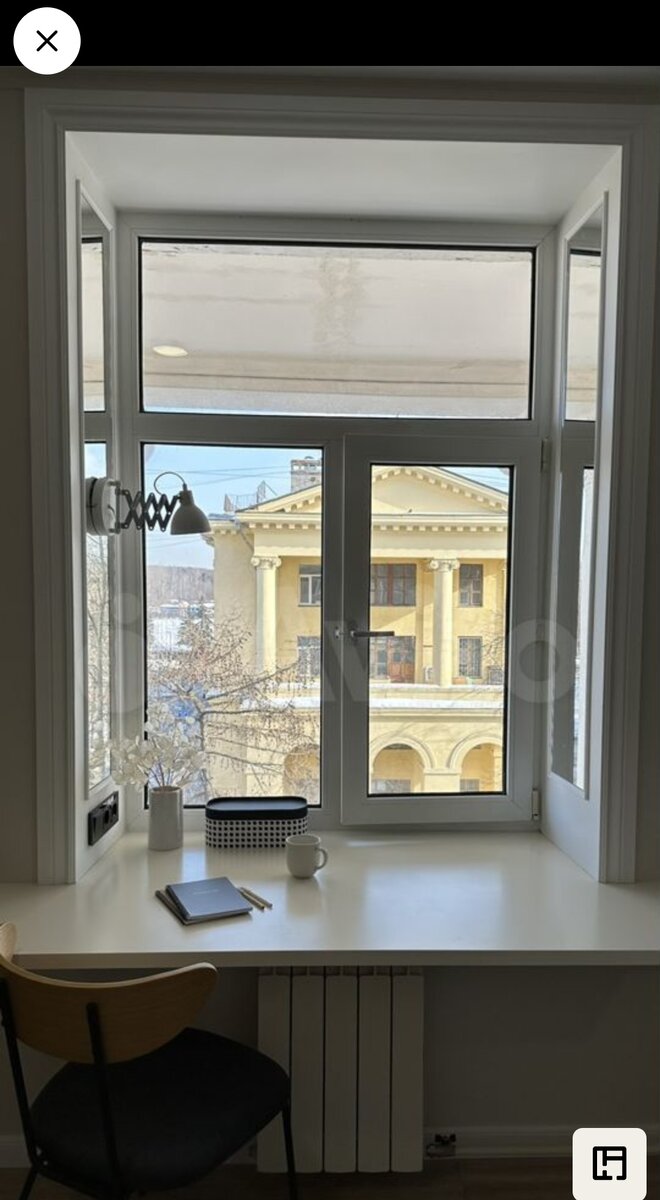 На Авито выставили на продажу студию, которая меня, как дизайнера зацепила. Начнем с вида из окна. Обратите внимание  на зеркальную отделку откосов. Я бы, наверное , сделала бы зеркало и по верху откоса. Минус  в том, что открывается только одна створка. Но минус относительный. 