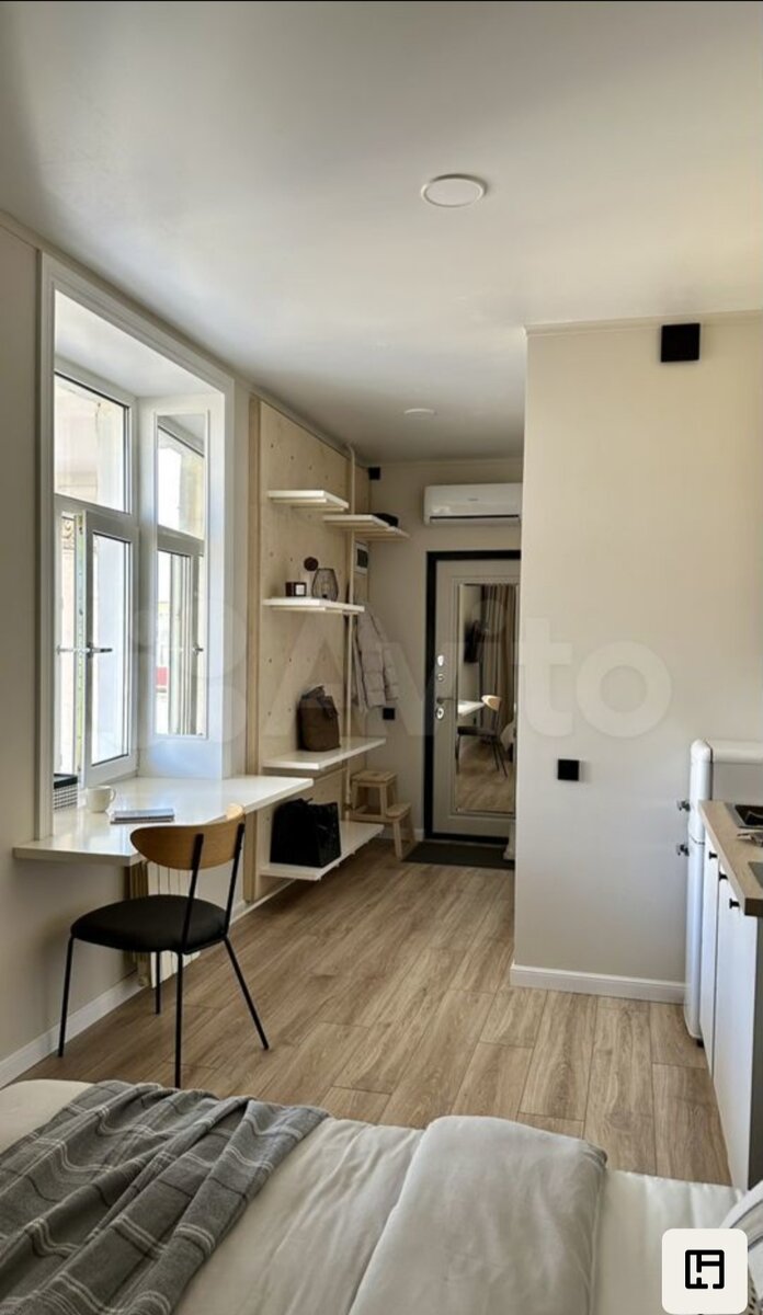 На входе открытая система хранения. Легко и эффективно. Благодаря этому решению не нарушаются нормативы по ширине коридора.  Но в эксплуатации удобнее узкий шкаф. 