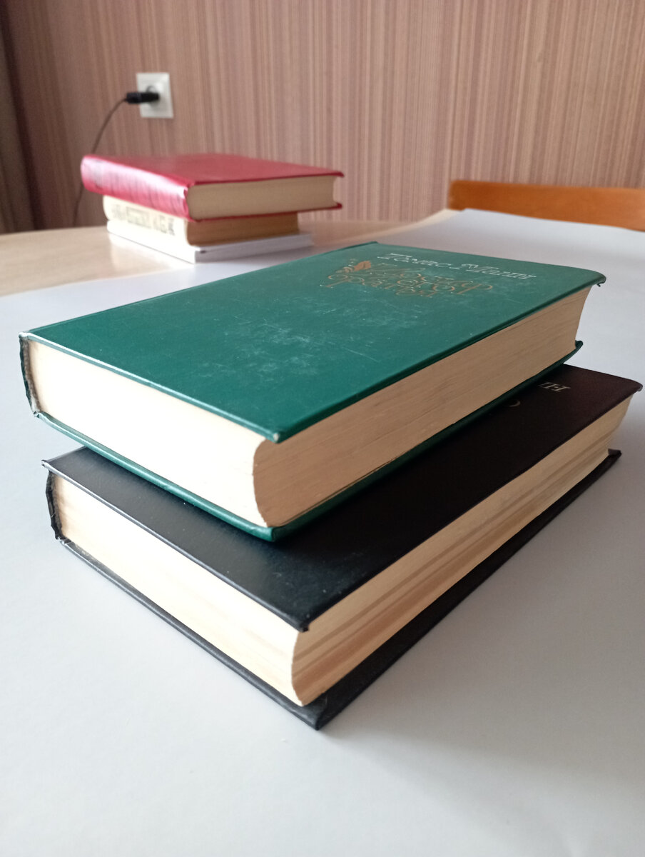 Субботняя фотосессия лотов для Авито. На заднем фоне видны книжки, которые тоже уже выставлены на продажу.