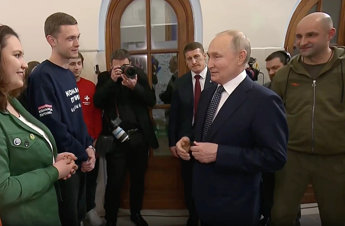 Владимир Путин — во время посещения предвыборного штаба в Гостином Дворе 17 января 2024 года. Фото © Life.ru