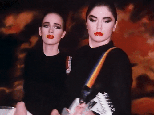 Mak Gilchrist (бас) и Julia Bolino (ритм-гитара)