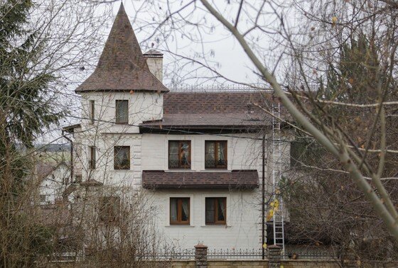 Замок Галкина и Пугачёвой в подмосковной деревне Грязь подешевел в пять раз