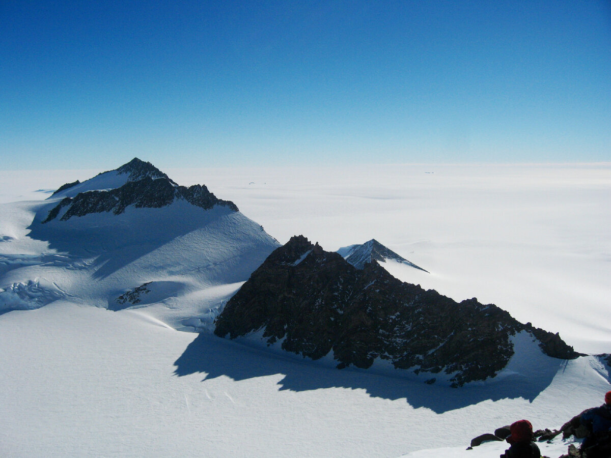Антарктиду называют раем будущего альпинизма. Здесь много суровых красивых гор, на которые никто никогда не поднимался. Много сложных маршрутов, ожидающих своих первовосходителей.