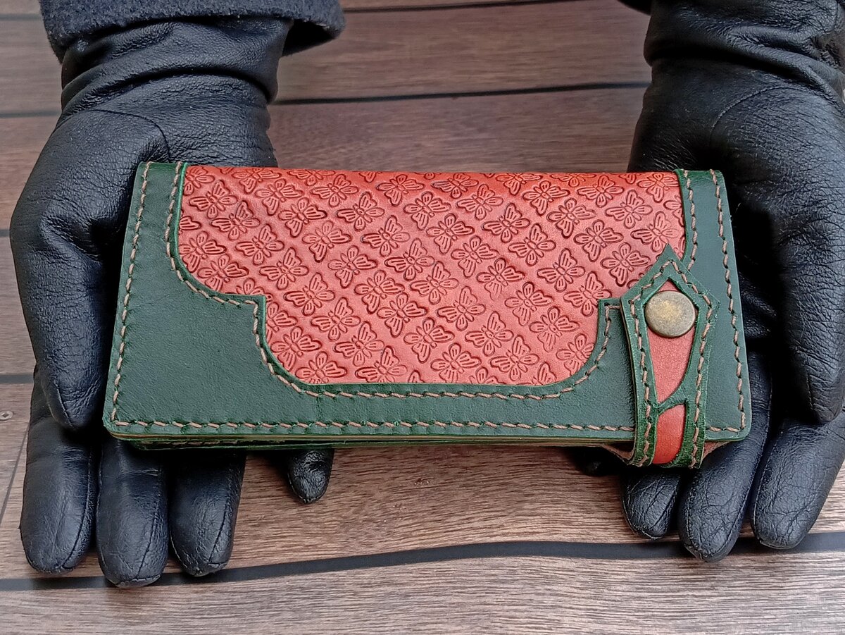 Кошелек цвета терракот с зеленым. Из натуральной кожи.